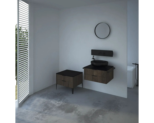 Modernes Badezimmer mit Waschtisch, Spiegel und Unterschrank.