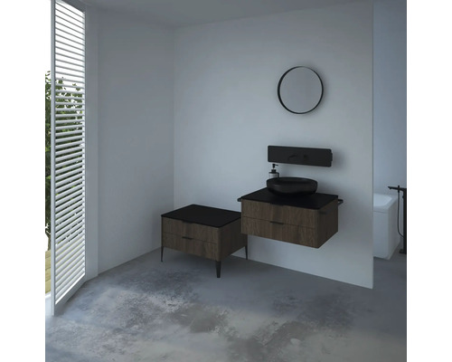 Badezimmer mit Waschtisch, Spiegel und Unterschrank