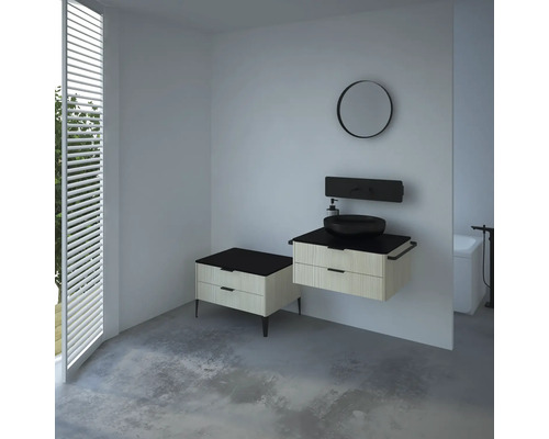 Modernes Badezimmer mit Waschtisch, Spiegel und Fensterjalousien