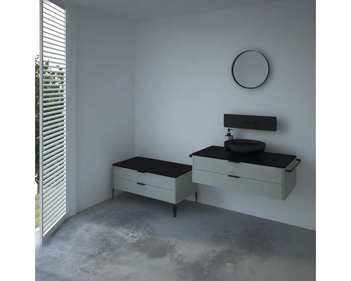 Badezimmer mit Waschtisch, Waschbecken, Spiegel und Fensterjalousien