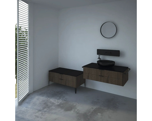 Modernes Badezimmer mit Waschtisch, Spiegel und Kommode