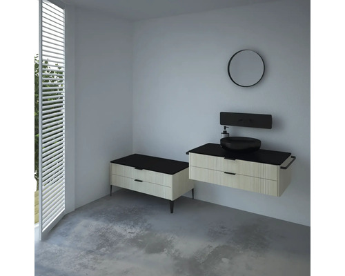 Helles Badezimmer mit Waschtisch, Aufsatzwaschbecken, Spiegel und Kommode.