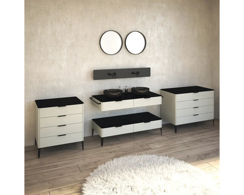 Badezimmerausstattung mit Waschbecken, Unterschränken, Spiegeln und Teppich für eine stilvolle Badezimmergestaltung.