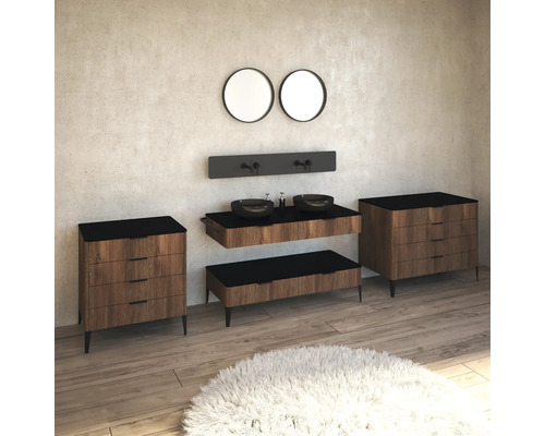 Badezimmer mit Waschtisch, zwei Waschbecken, zwei Spiegeln, Bank und zwei Kommoden