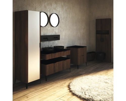 Badezimmer mit Waschtisch, Spiegel, Hochschrank und Toilette in dunklem Holzdekor