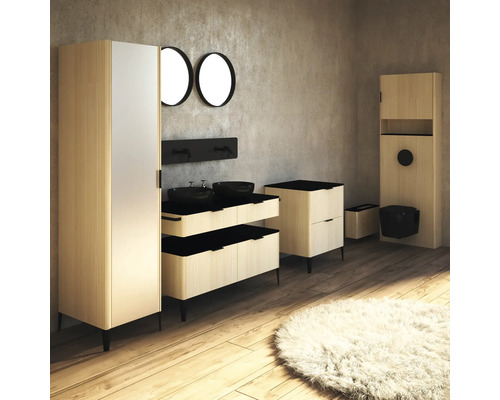 Badezimmer mit Waschtisch, Spiegel, Schrank und Toilette in hellem Holz und Schwarz