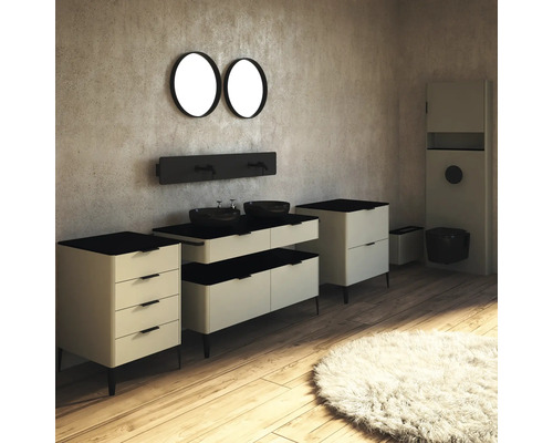 Badezimmer mit Waschtisch, Spiegeln, Armaturen, Schrank und Toilette