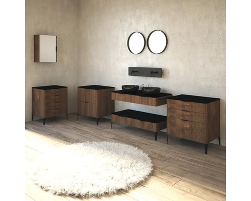 Salle de bain moderne avec meubles en bois, lavabos et miroirs