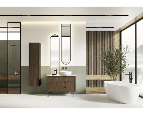 Modernes Badezimmer mit Waschtisch, Spiegeln, Badewanne und Dusche