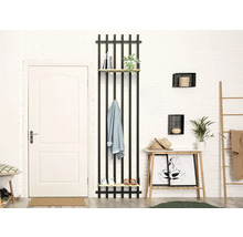 Couloir avec panneau de garde-robe, étagères, espace de rangement, décorations et porte