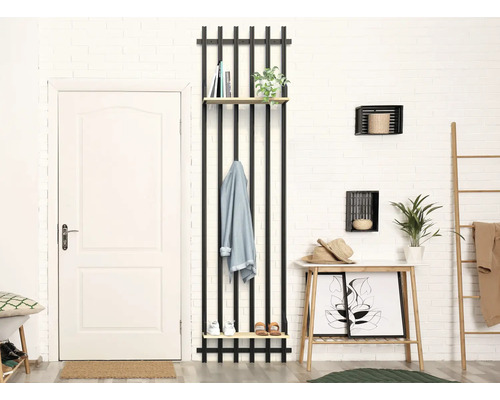 Couloir avec panneau de garde-robe, étagères, espace de rangement, décorations et porte