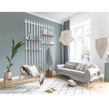 Salon avec canapé, fauteuil, tapis, étagère et décorations dans un design lumineux.