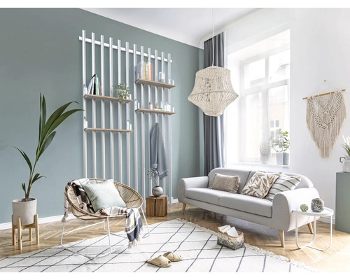 Salon avec canapé, fauteuil, tapis, étagère et décorations dans un design lumineux.