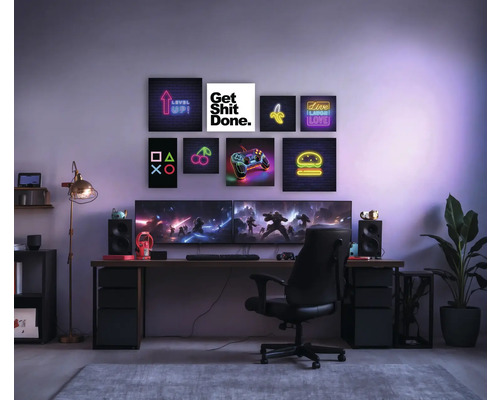 Gaming-Arbeitsplatz mit Schreibtisch, Stuhl, Monitoren und Wanddekoration
