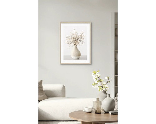 Gerahmtes Bild mit einer Vase mit Trockenblumen im Wohnzimmer