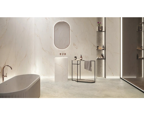 Salle de bain lumineuse avec baignoire, lavabo et miroir