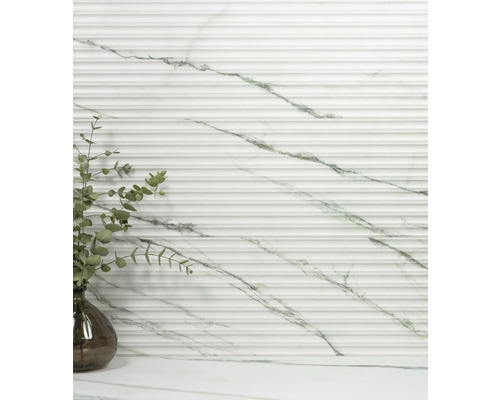 Dekorative Wandgestaltung mit geriffelten Marmorfliesen und Vase