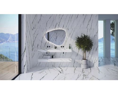 Modernes Badezimmer mit Marmorfliesen, Doppelwaschtisch und beleuchtetem Spiegel