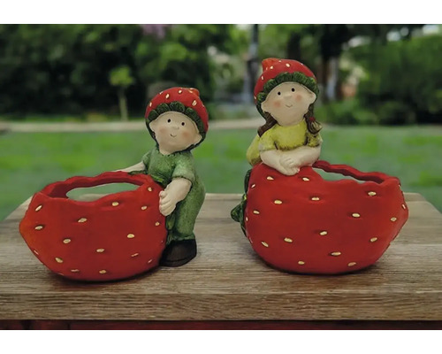 Zwei Pflanzgefäße in Form von Erdbeeren mit Zwergenfiguren