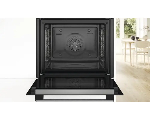 Innenansicht eines Backofens mit offener Tür