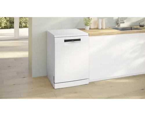 Freistehender Geschirrspüler in einer hellen Küche