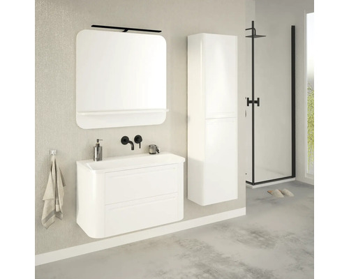 Badezimmer mit Waschbecken, Spiegelschrank, Hochschrank und Duschkabine für ein helles und organisiertes Ambiente.