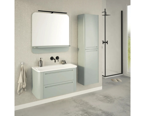 Badezimmer mit Waschtischunterschrank, Spiegelschrank, Hochschrank und Dusche