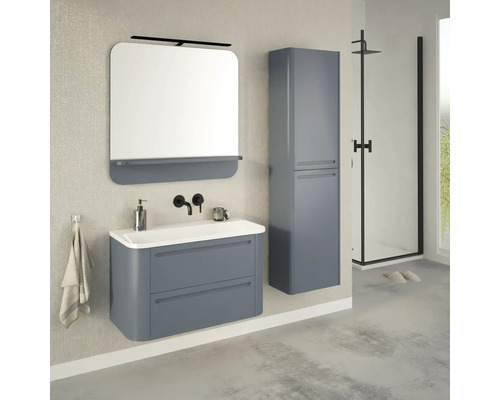 Modernes Badezimmer mit Waschtischunterschrank, Spiegel, Hochschrank und Dusche