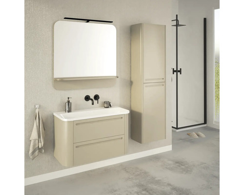 Helles Badezimmer mit Waschtisch, Spiegel, Hochschrank und Duschkabine