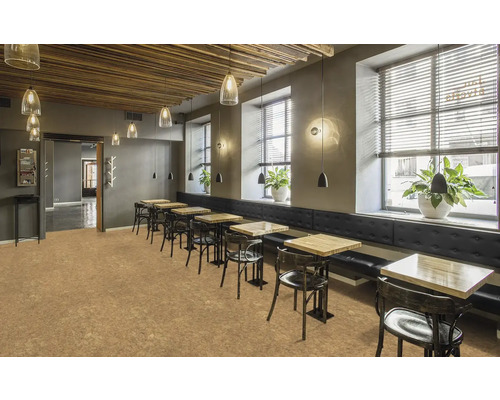 Intérieur avec tables, chaises et sol en liège