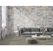 Salon avec canapé, table et revêtement mural à motif géométrique