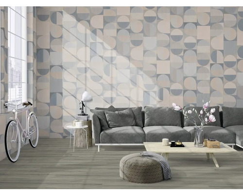 Salon avec canapé, table et revêtement mural à motif géométrique