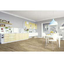 Helle Küche mit Holzboden und Essbereich
