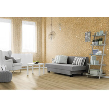 Salon avec canapé, fauteuil, étagère et décoration murale