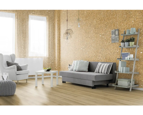 Salon avec canapé, fauteuil, étagère et décoration murale