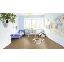 Helles Kinderzimmer mit Bett, Schreibtisch und Korkboden.