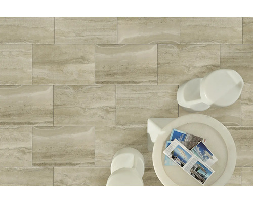 Sol carrelé beige avec structure en pierre et coin salon