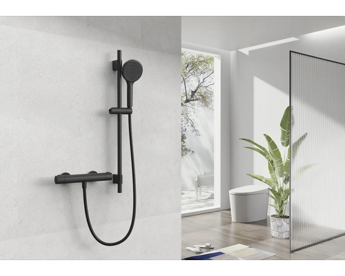 Salle de bain moderne avec ensemble de douche noir et design minimaliste