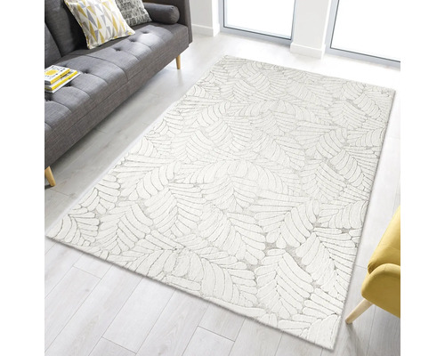 Teppich mit Blätterdesign in einem hellen Wohnzimmer