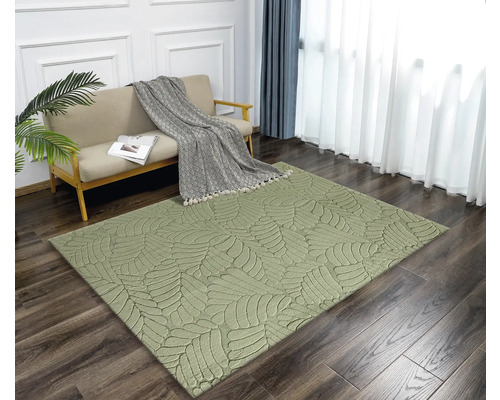 Tapis vert avec motif de feuilles dans un salon avec canapé