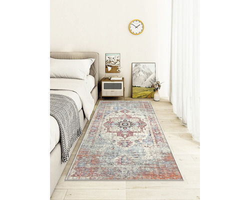 Chambre avec lit et tapis à motifs