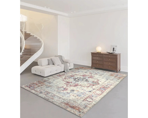 Wohnzimmer mit Sofa, Kommode und gemustertem Teppich