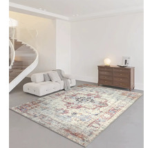 Wohnzimmer mit gemustertem Teppich, Sofa, Kommode und Wendeltreppe.