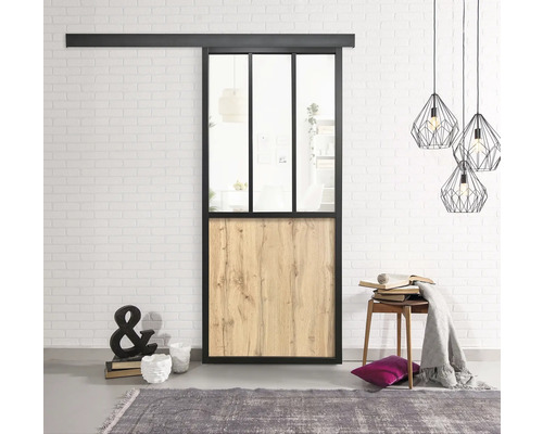 Schiebetür mit Glas- und Holzpaneelen vor einer weissen Ziegelwand