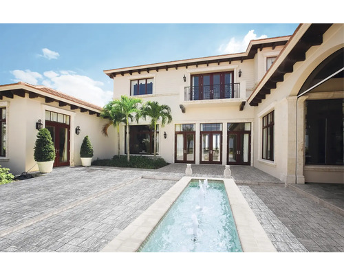 Extérieur d'une maison avec pavage et fontaine