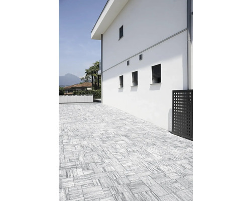 Vue extérieure d'une maison avec allée pavée