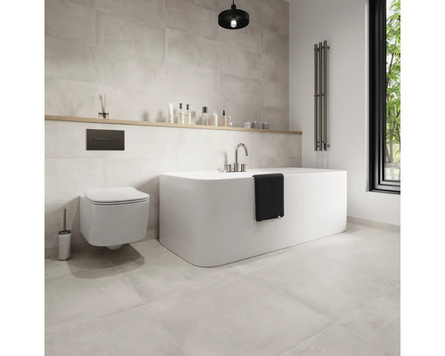 Salle de bain avec baignoire, toilettes et radiateur