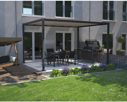 Terrasse mit Pergola, Gartengrill, Esstisch und Schaukel