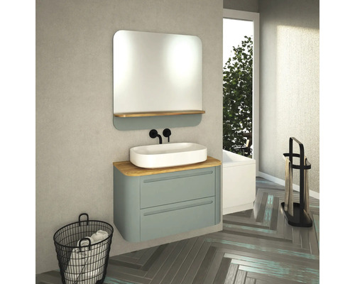 Salle de bains claire avec lavabo, miroir et panier à serviettes