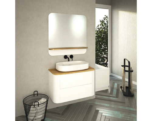 Salle de bains avec meuble-lavabo, miroir, porte-serviettes et panier à linge